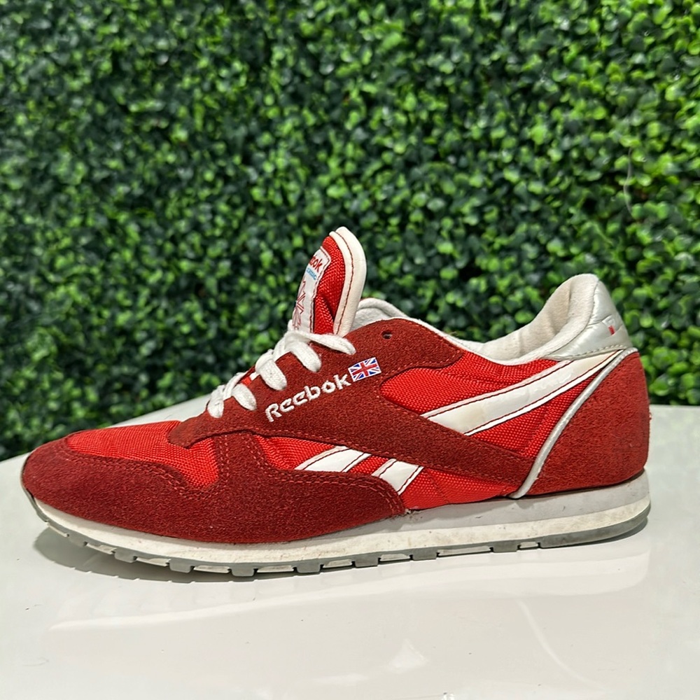 REEBOK red vintage running shoes. The size says 6.5, but these fit like a 6.